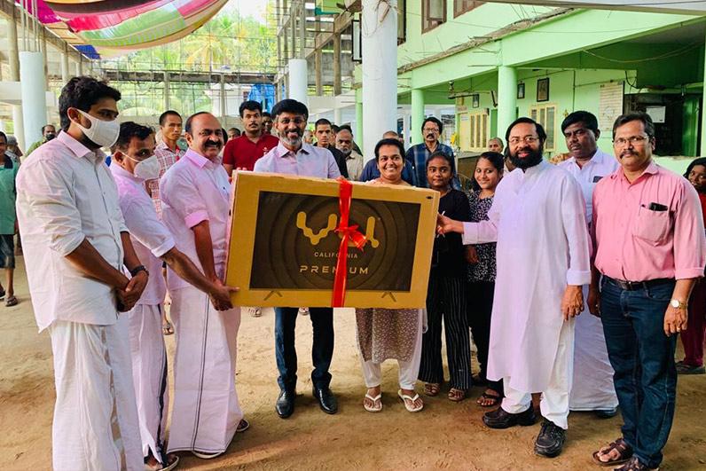 https://photos.chavaramatrimony.co.in/csr-activities/evangelashramgiftcover.jpg