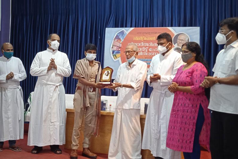 https://photos.chavaramatrimony.co.in/csr-activities/mobile.jpg